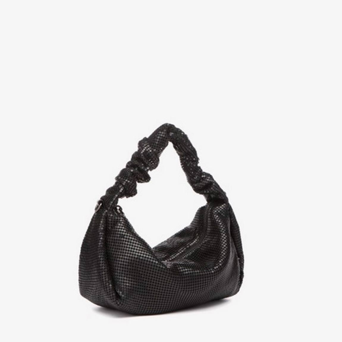 Bolso de la marca Abbacino, modeo LUCY. Bolso elaborado en malla metálica color negro. Con forro interior textil. Cierre del bolso con cremallera. Bolso con asa de mano drapeada y un práctica bandolera de cadena de quita y pon. Medidas del bolso: alto 14cm y ancho 24cm. Este bolso Binnari LUCY es un complemento perfecto para día o noche. Es la opción ideal para crear looks únicos.