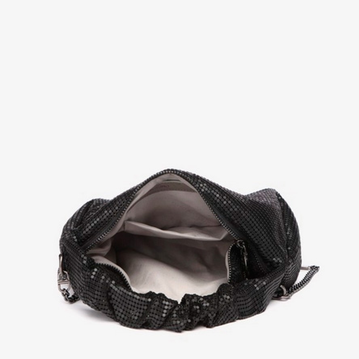 Bolso de la marca Abbacino, modeo LUCY. Bolso elaborado en malla metálica color negro. Con forro interior textil. Cierre del bolso con cremallera. Bolso con asa de mano drapeada y un práctica bandolera de cadena de quita y pon. Medidas del bolso: alto 14cm y ancho 24cm. Este bolso Binnari LUCY es un complemento perfecto para día o noche. Es la opción ideal para crear looks únicos.