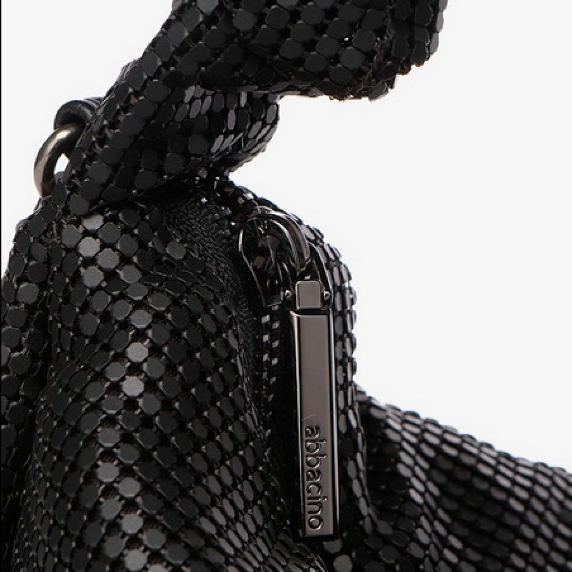 Bolso de la marca Abbacino, modeo LUCY. Bolso elaborado en malla metálica color negro. Con forro interior textil. Cierre del bolso con cremallera. Bolso con asa de mano drapeada y un práctica bandolera de cadena de quita y pon. Medidas del bolso: alto 14cm y ancho 24cm. Este bolso Binnari LUCY es un complemento perfecto para día o noche. Es la opción ideal para crear looks únicos.