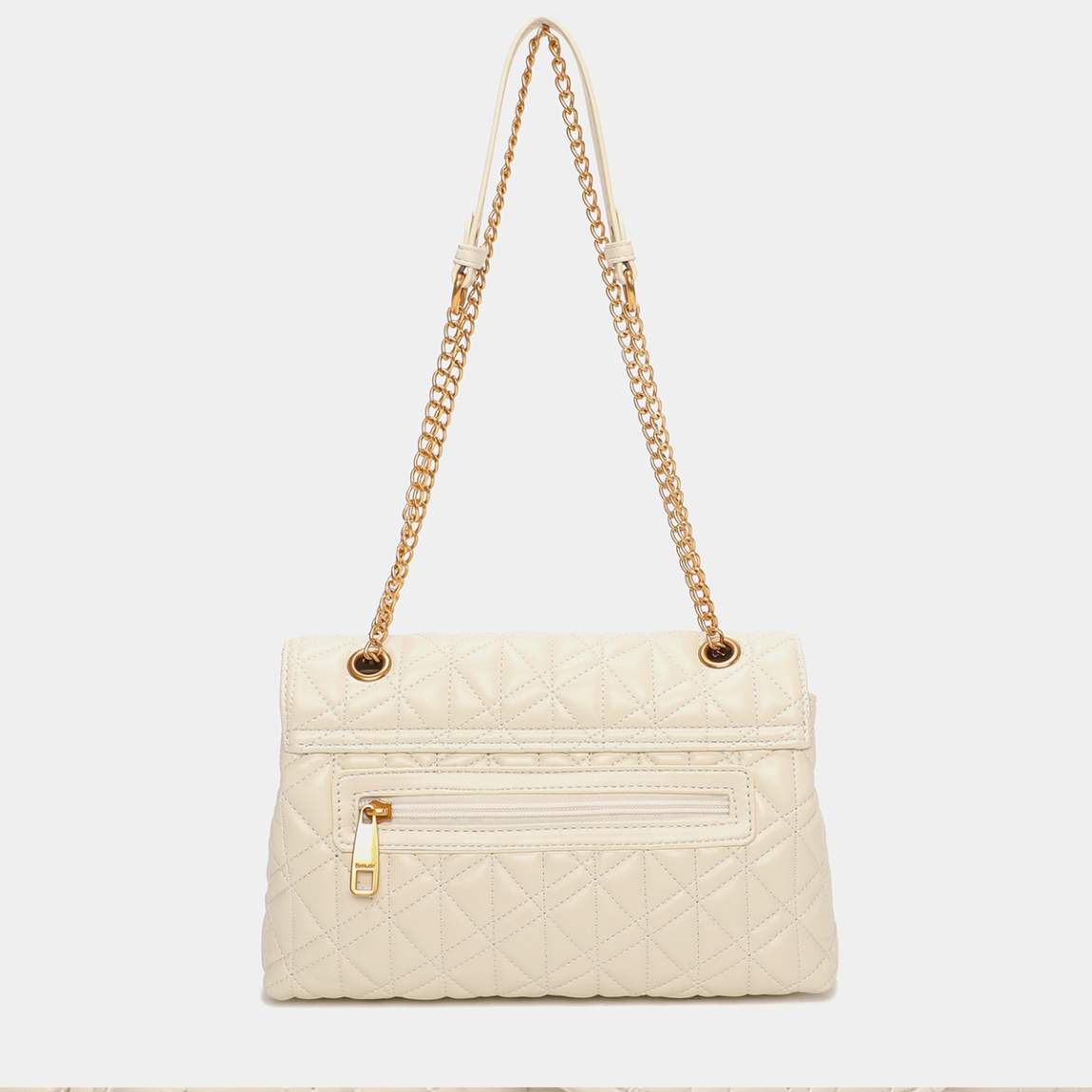 Bolso de la marca Binnari, modelo ELLA. Bolso elaborado en piel color beig con logo en la parte delantera. Interior con compartimentos y bolsillo. Cierre del bolso con botón. El asa es ajustable y es de polipiel en el hombro y el resto de eslavones de color oro viejo. Medidas del bolso: alto 16cm y ancho 26cm. Este bolso es un complemento ideal para tus looks.