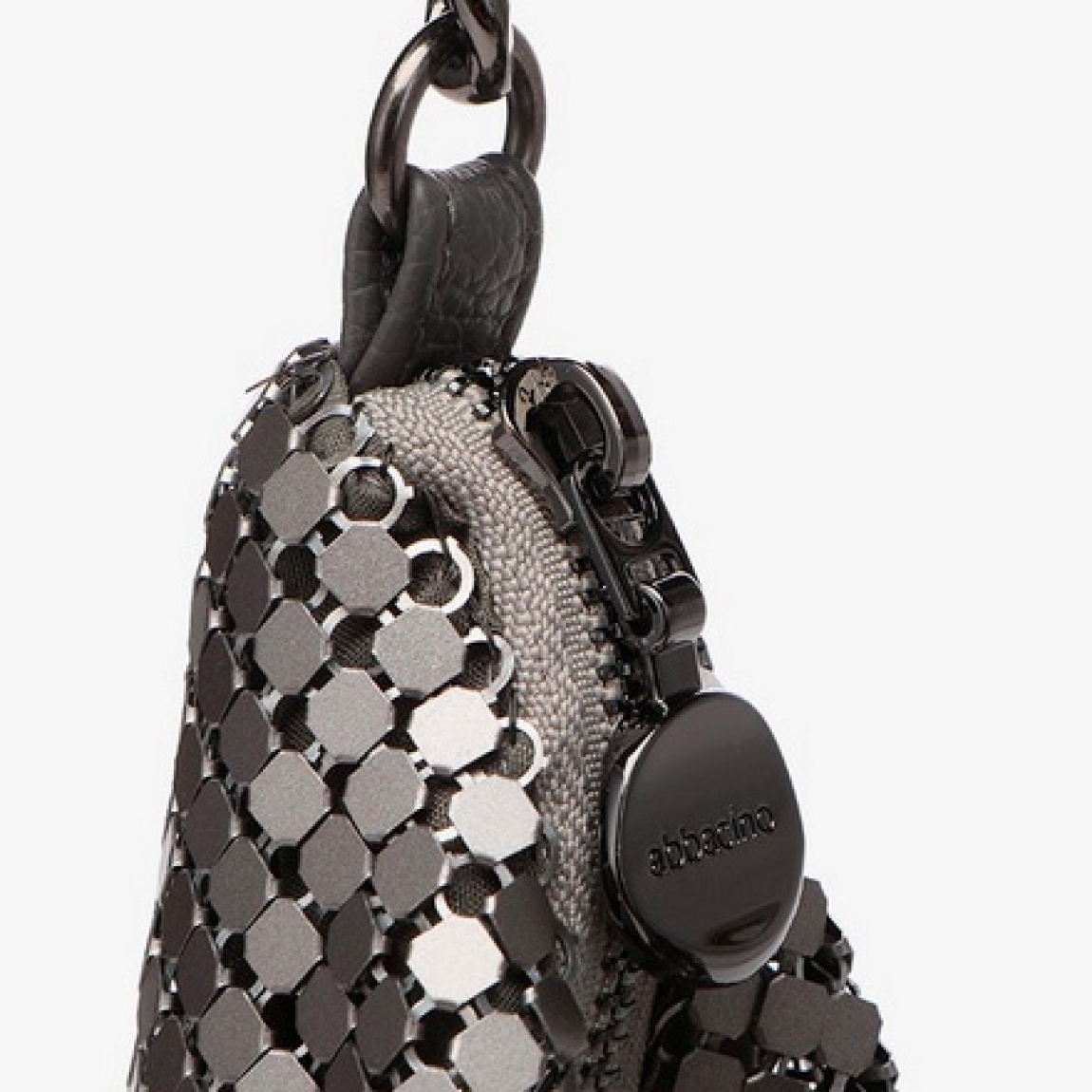 Bolso de fiesta de la marca Abbacino, modelo EVA. Elaborado en malla metálica en forma piramidal. Forro interior con diferentes compartimentos organizadores. Cierre del bolso Binnari con cemallera. Asa de hombro en cadena multicolor. Medidas del bolso: alto 21cm y ancho 28cm. Este bolso Binnari EVA es perfecto para resaltar tus looks de día y de noche. No te puede faltar en el armario.