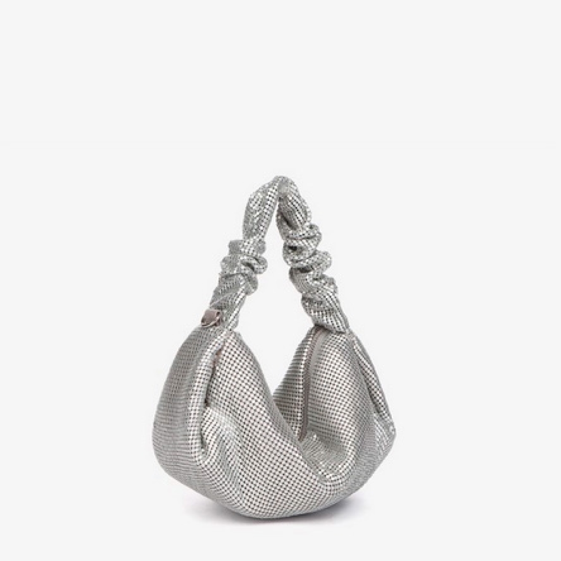 Bolso de la marca Abbacino, modelo LUCY. Bolso elaborado con malla metálica color plata. Interior en forro textil. Cierre del bolso con cremallera. Bolso Binnari con asa de mano drapeada y una práctica bandolera de cadena de quita y pon. Medidas del bolso: alto 12cm y ancho 24cm. Este bolso Binnari LUCY es un complemento ideal para lucir tus looks de día y noche.