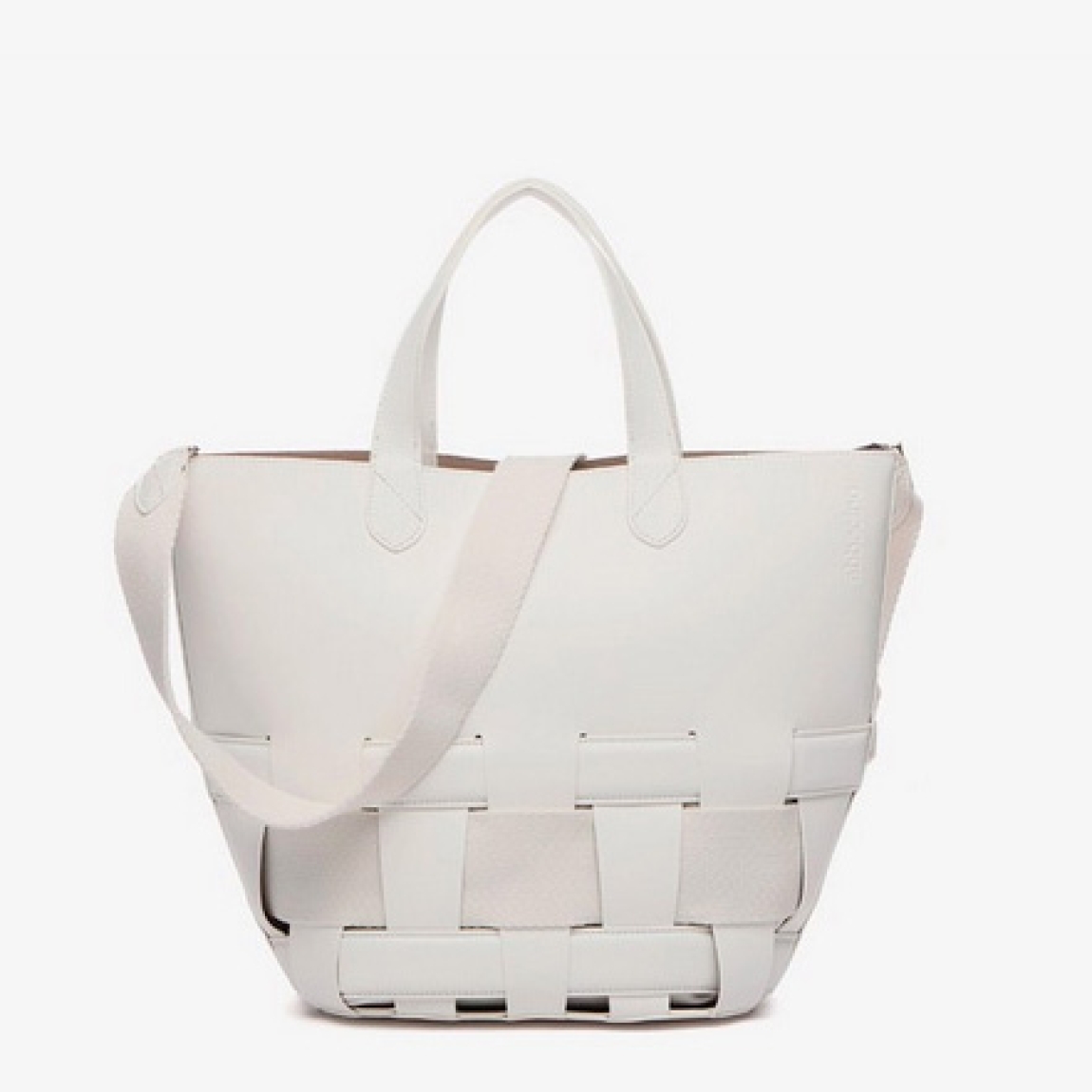 Bolso de la marca Abbacino, modelo LUANA. Bolso shopper elaborado con un piel trenzada color blanco en la parte inferior, en el que se combinan dos texturas. Bolso con forro interior y diferentes compartimentos. Cierre del bolso Binnari con cremallera. Bolso con doble asa, de mano y una bandolera regulable. Medidas del bolso: alto 29cm y ancho 37cm. Este bolso Abbacino LUANA es un complemento ideal, amplio y elegante que aportará un toque sofisticado a tus looks.