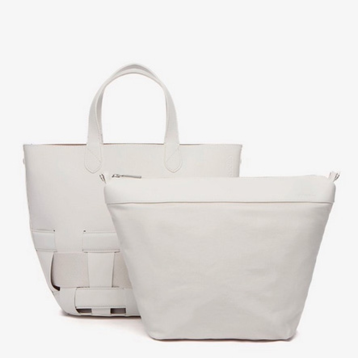 Bolso de la marca Abbacino, modelo LUANA. Bolso shopper elaborado con un piel trenzada color blanco en la parte inferior, en el que se combinan dos texturas. Bolso con forro interior y diferentes compartimentos. Cierre del bolso Binnari con cremallera. Bolso con doble asa, de mano y una bandolera regulable. Medidas del bolso: alto 29cm y ancho 37cm. Este bolso Abbacino LUANA es un complemento ideal, amplio y elegante que aportará un toque sofisticado a tus looks.