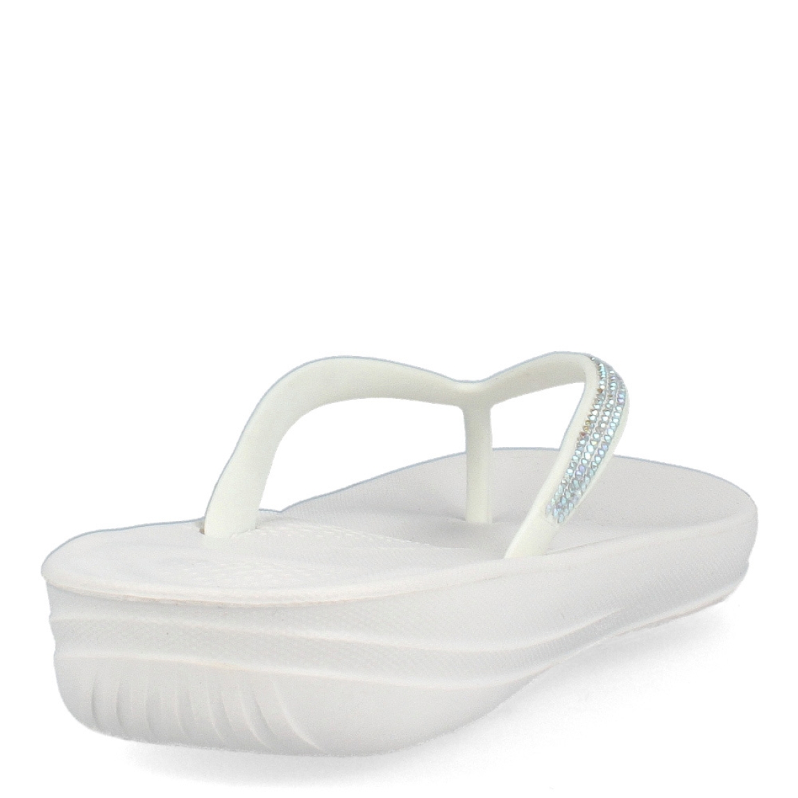 Esclavas de la marca Fitflop, modeo IQUSHIO. Esclavas elaboradas en neopreno color blanco con detalle en brillantes y suela plana. Estas esclavas Fitflop IQUSHIO son unas clásicas para esta temporada, podrás combinarlas con todos tus looks veraniegos y gozar de una comodidad máxima.