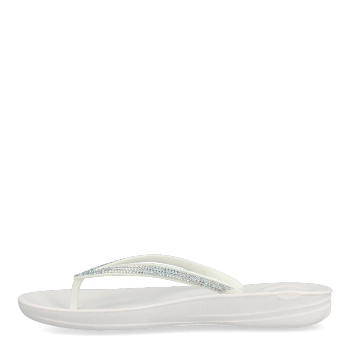 Esclavas de la marca Fitflop, modeo IQUSHIO. Esclavas elaboradas en neopreno color blanco con detalle en brillantes y suela plana. Estas esclavas Fitflop IQUSHIO son unas clásicas para esta temporada, podrás combinarlas con todos tus looks veraniegos y gozar de una comodidad máxima.