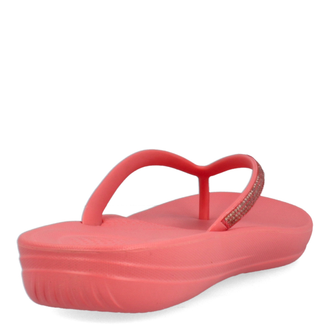 Esclavas de la marca Fitflop, modelo IQUSHIO. Esclavas elaboradas en neorpreno color coral con detalle en brillantes y suela plana. Estas esclavas Fitflop IQUSHIO son unas clásicas para esta temporada, podrás combinarlas con todos tus looks veraniegos y gozar de una comodidad máxima.