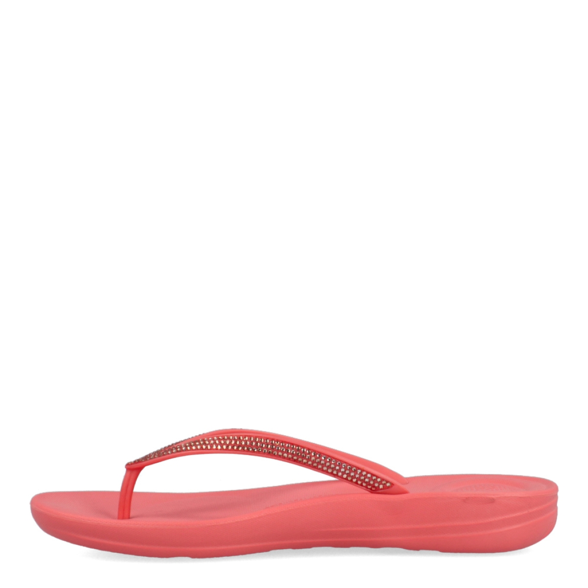 Esclavas de la marca Fitflop, modelo IQUSHIO. Esclavas elaboradas en neorpreno color coral con detalle en brillantes y suela plana. Estas esclavas Fitflop IQUSHIO son unas clásicas para esta temporada, podrás combinarlas con todos tus looks veraniegos y gozar de una comodidad máxima.