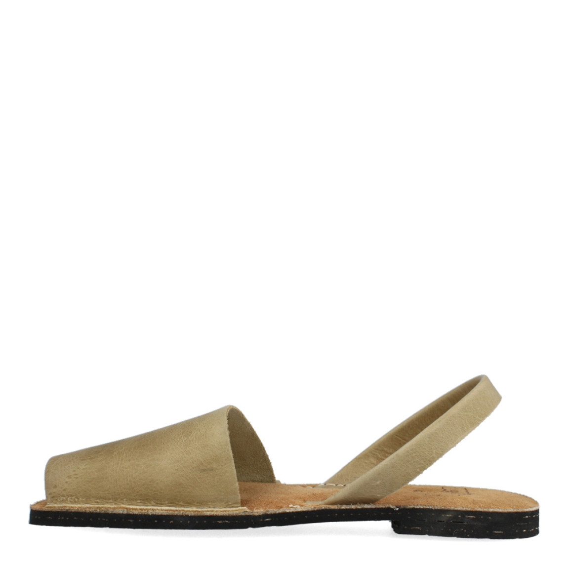 Albarca de la marca Munné, modelo MENORCA. Albarcas claásicas elaboradas en piel color taupe con plantilla acolchada y suela plana. Estas albarcas Munné MENORCA son un complemento ideal para combinar tus looks de temporada y disfrutar de una comodidad máxima.