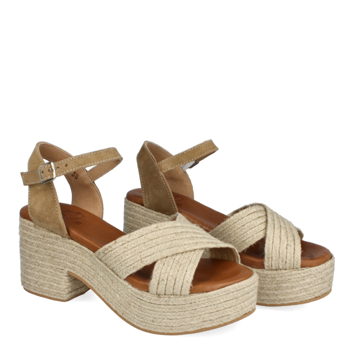 Alpargatas de la marca Munné, modelo PILUCA. Exterior hecha en rafia con diseño de pala cruzada. Interior de las alpargatas en piel color camel. Cierre con hebilla y tacón de 7cm de altura. Estas alpargatas Munné PILUCA son unas clásicas para combinar tus looks de temporada, además de ofrecerte una comodidad máxima en tu día a día.