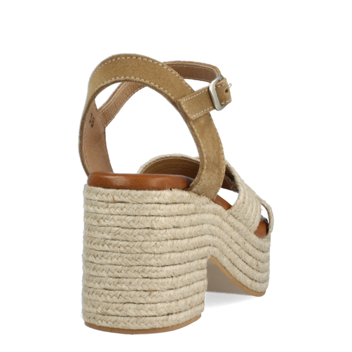 Alpargatas de la marca Munné, modelo PILUCA. Exterior hecha en rafia con diseño de pala cruzada. Interior de las alpargatas en piel color camel. Cierre con hebilla y tacón de 7cm de altura. Estas alpargatas Munné PILUCA son unas clásicas para combinar tus looks de temporada, además de ofrecerte una comodidad máxima en tu día a día.
