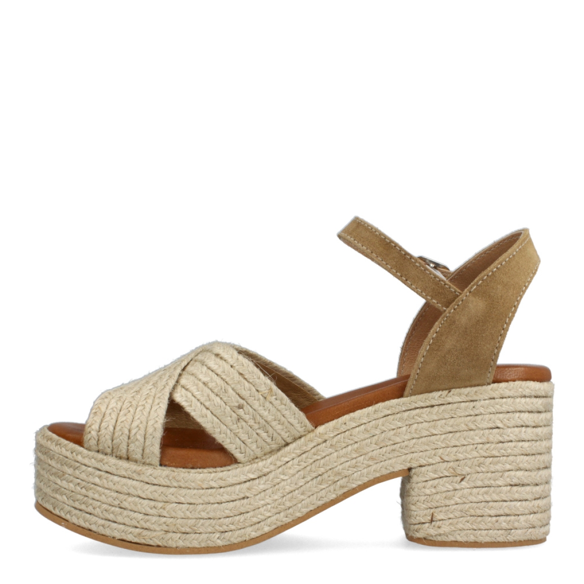Alpargatas de la marca Munné, modelo PILUCA. Exterior hecha en rafia con diseño de pala cruzada. Interior de las alpargatas en piel color camel. Cierre con hebilla y tacón de 7cm de altura. Estas alpargatas Munné PILUCA son unas clásicas para combinar tus looks de temporada, además de ofrecerte una comodidad máxima en tu día a día.