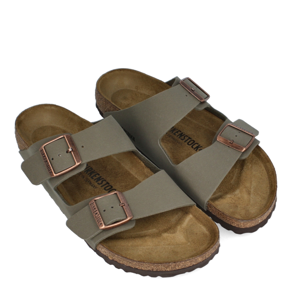 Sandalias de la marca Birkenstock, modelo ARIZONA BIRKO. Sandalias elaboradas en neopreno de alta calidad color taupe, con base de corcho y látex de forma anatómica. Cierre de las sandalias con doble hebilla de espiga de metal con ajuste individual, en empeine y pala. Estas sandalias Birkenstock ARIZONA BIRKO son un complemento ideal para esta temporada, su diseño simple atemporal, lo hace el accesorio clásico para tus looks!