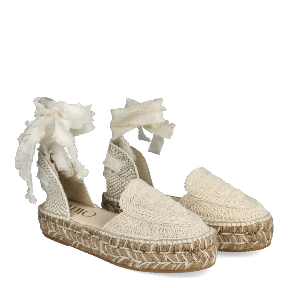 Alpargatas de la marca Gaimo, modelo DUNE. Exterior de las sandalias en textil trenzado color beig e interior en piel color beig. Modelo con cintas de tela anudadas al tobillo. Alpargatas con plataforma de 3cm de altura. Estas alpargatas Gaimo DUNE son un complemento de temporada, cómo e ideal para elevar y dar un toque de estilo a tus looks de temporada.