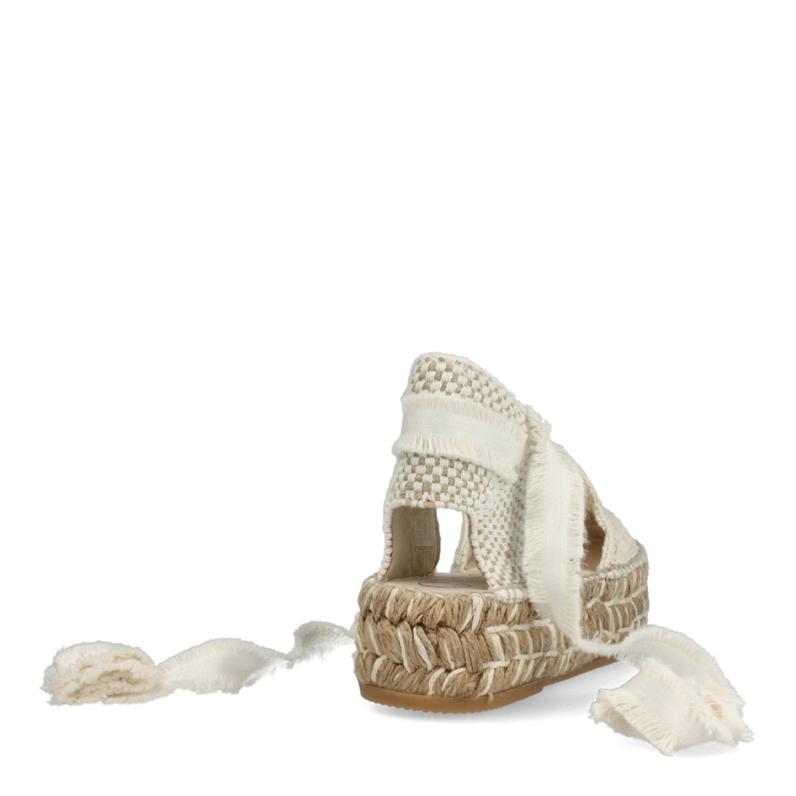Alpargatas de la marca Gaimo, modelo DUNE. Exterior de las sandalias en textil trenzado color beig e interior en piel color beig. Modelo con cintas de tela anudadas al tobillo. Alpargatas con plataforma de 3cm de altura. Estas alpargatas Gaimo DUNE son un complemento de temporada, cómo e ideal para elevar y dar un toque de estilo a tus looks de temporada.