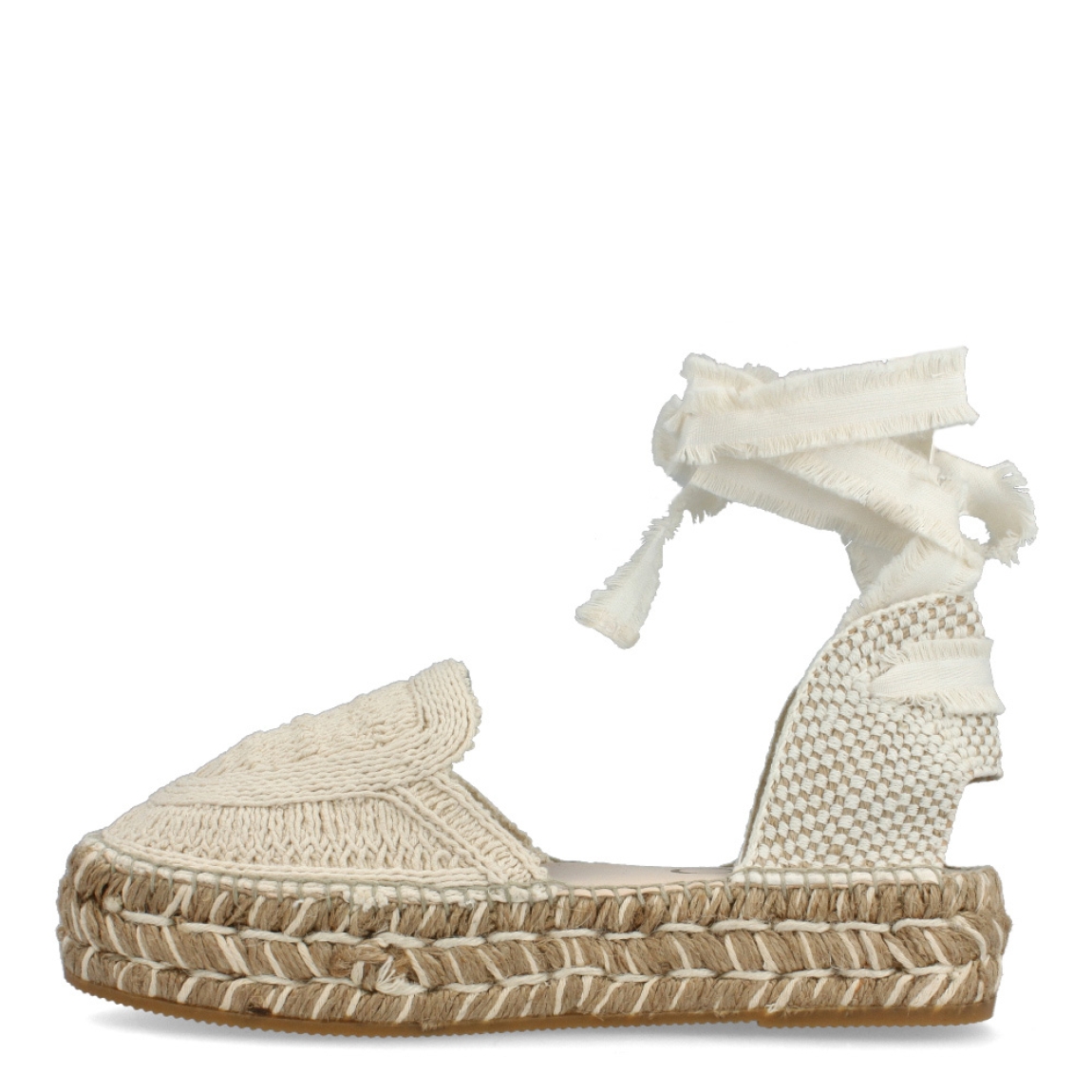 Alpargatas de la marca Gaimo, modelo DUNE. Exterior de las sandalias en textil trenzado color beig e interior en piel color beig. Modelo con cintas de tela anudadas al tobillo. Alpargatas con plataforma de 3cm de altura. Estas alpargatas Gaimo DUNE son un complemento de temporada, cómo e ideal para elevar y dar un toque de estilo a tus looks de temporada.