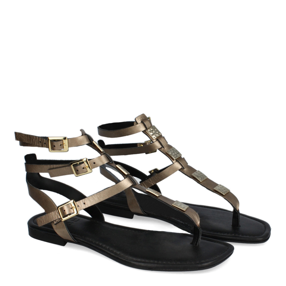 Sandalias de la marca Itse, modelo MILLAN. Sandalas elaboradas en piel color bronce con detalles en dorado y plateado. Cierre de las sandalias Itse con triple hebilla y suela plana. Estas sandalias Itse MILLAN son un complemento ideal para resaltar tus looks de temporada, darle ese estilo y comodidad que necesitan.
