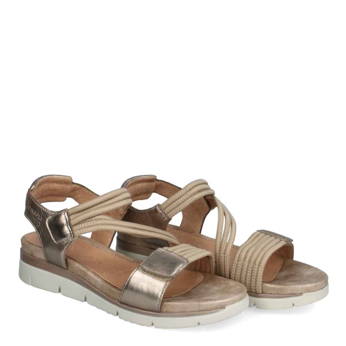 Sandalias de la marca Stonefly, modelo ARIA. Exterior de las sandalias en piel color platino e interior en piel color nude. Cierre de las sandalias con velcro y cuña de 3cm de altura. Estas sandalias Stonefly ARIA son un complemento perfecto para combinar tus looks de temporada y gozar de una máxima comodidad en tu día a día.