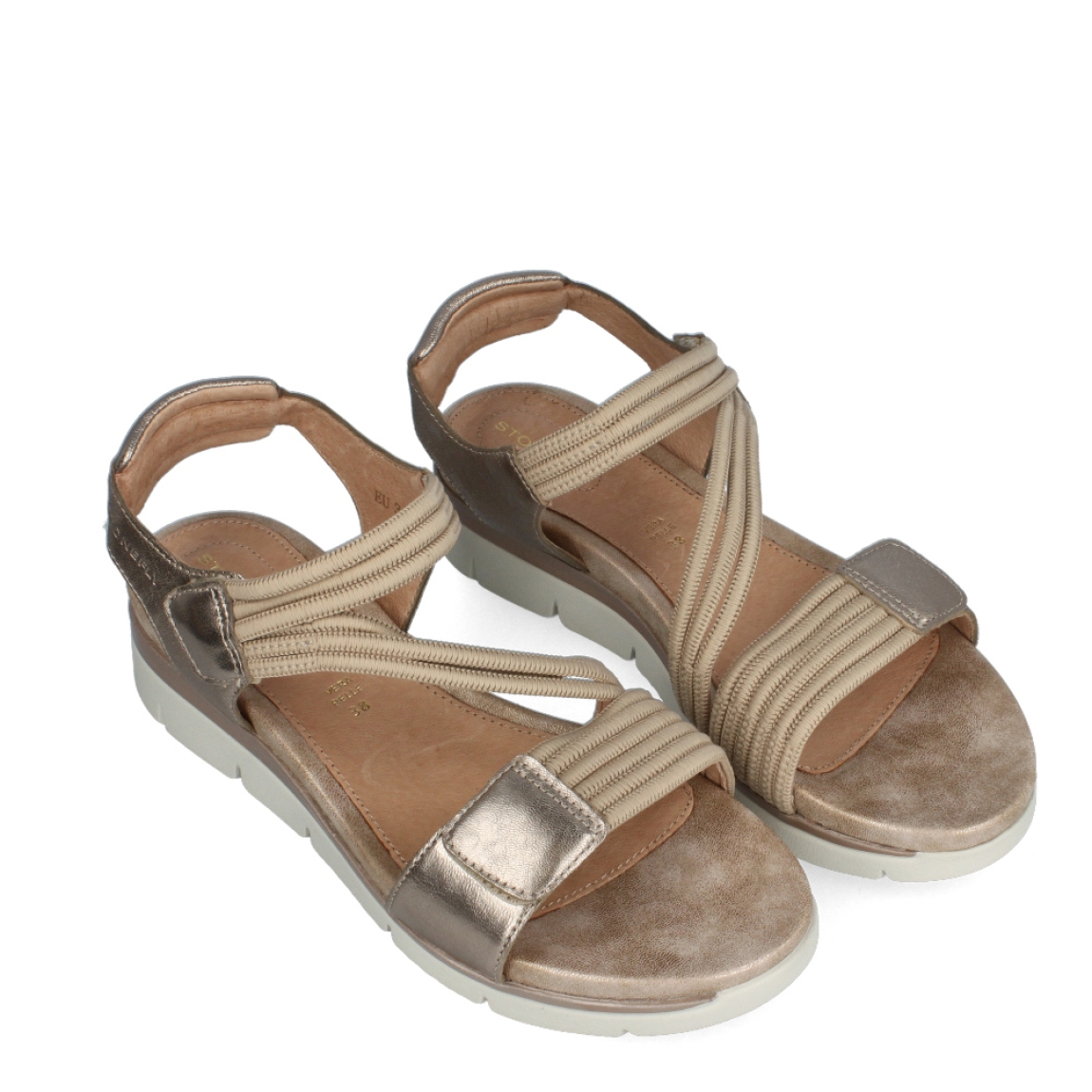 Sandalias de la marca Stonefly, modelo ARIA. Exterior de las sandalias en piel color platino e interior en piel color nude. Cierre de las sandalias con velcro y cuña de 3cm de altura. Estas sandalias Stonefly ARIA son un complemento perfecto para combinar tus looks de temporada y gozar de una máxima comodidad en tu día a día.