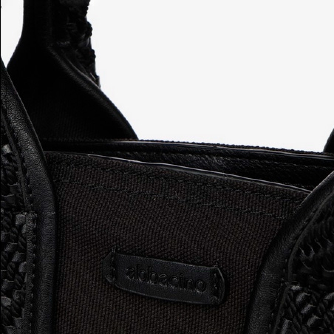 Bolso de la marca Abbacino, modelo KEYLA. Bolso elaborado en textil color negro con amplio espacio interior con compartimentos. Cierre del bolso con cremallera y doble asa, de mano y otra, bandolera regulable para máxima comodidad. Medidas del bolso: alto 25cm y ancho 36cm. Este bolso Abbacino KEYLA es un complemento clásico para llevar en tu día a día. No te puede faltar!