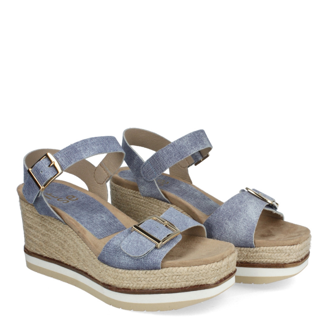 Sandalias de la marca Itse, modelo AZUCENA. Exterior de las sandalias en tejano color azul. Interior de las sandalias en ante color camel. Cierre de las sandalias con doble hebilla, en la pala y tobillo. Sandalias con cuña de 7cm de altura con detalle de rafia trenzada. Estas sandalias Itse AZUCENA, son unas clásicas para esta temporada, podrás lucirlas con estilo y la máxima comodidad posible.