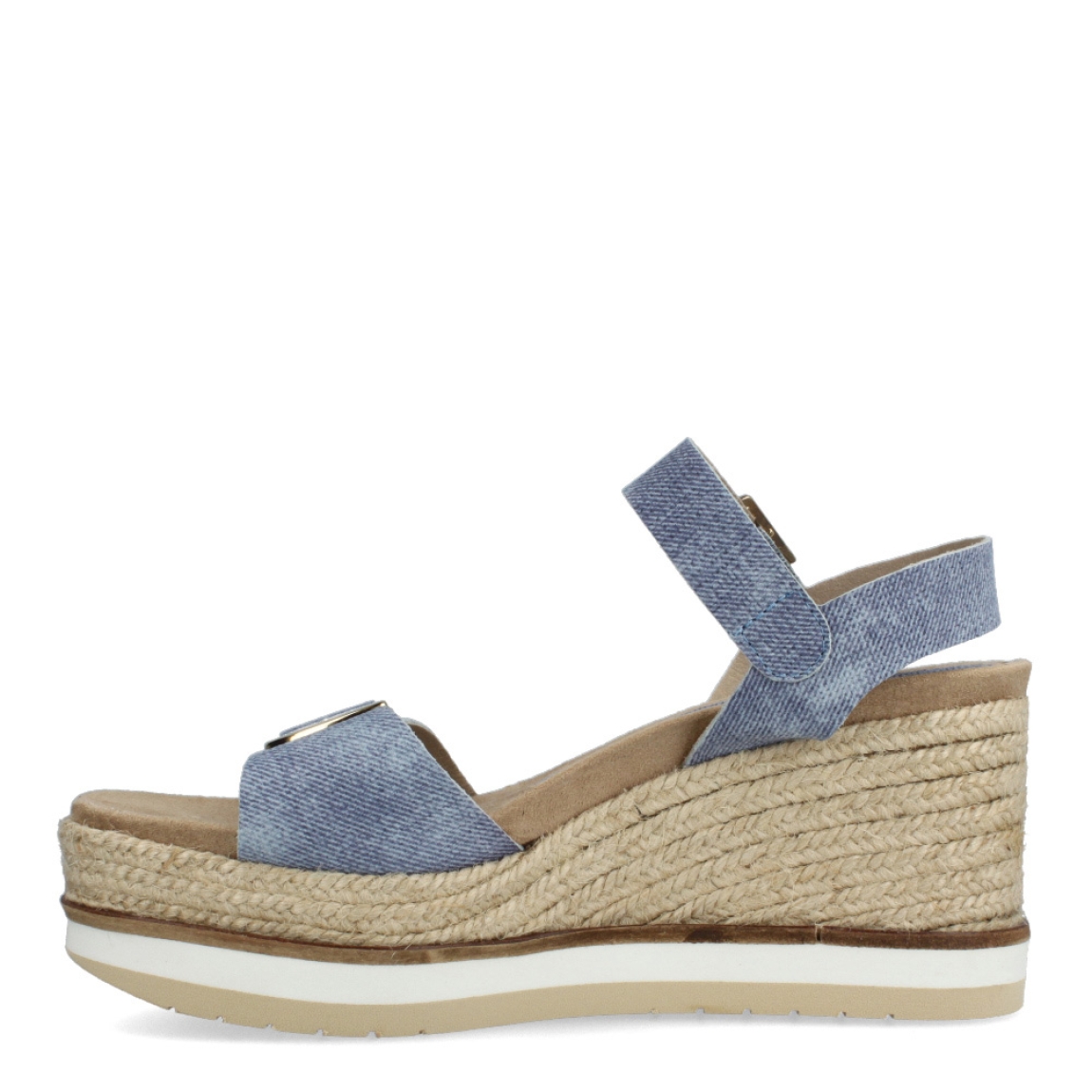 Sandalias de la marca Itse, modelo AZUCENA. Exterior de las sandalias en tejano color azul. Interior de las sandalias en ante color camel. Cierre de las sandalias con doble hebilla, en la pala y tobillo. Sandalias con cuña de 7cm de altura con detalle de rafia trenzada. Estas sandalias Itse AZUCENA, son unas clásicas para esta temporada, podrás lucirlas con estilo y la máxima comodidad posible.