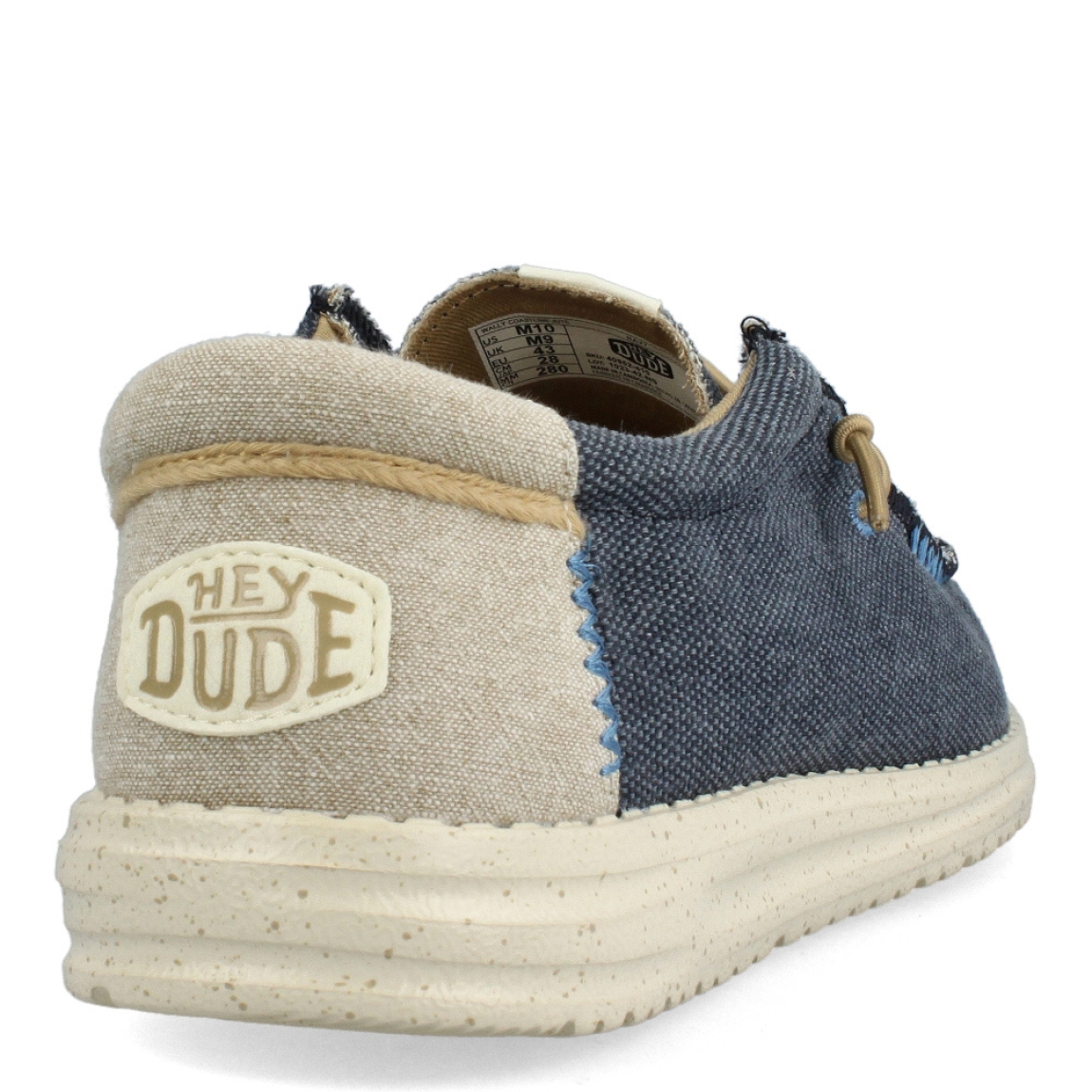 Náuticos clásicos de la marca HeyDude, modelo HD40. Exterior de los náuticos en tela color azul. Interior en tela colro camel. Cierre de los náuticos hd40 con cordón elástico y suela plana. Estos náuticos HeyDude HD40 son un complemento esencial de temporada, que no te puede faltar en el armario.