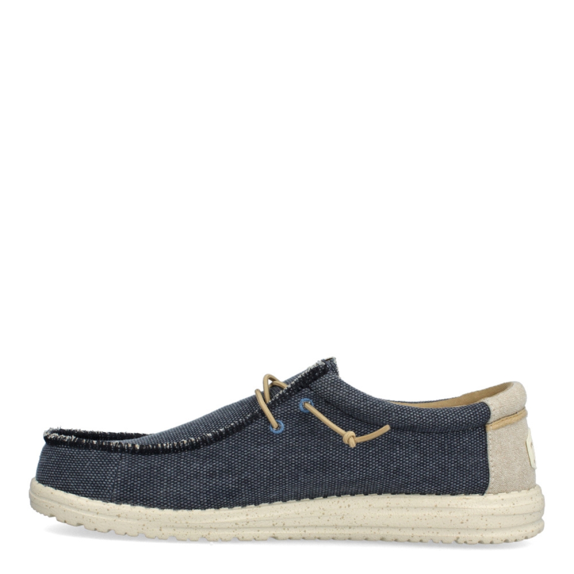 Náuticos clásicos de la marca HeyDude, modelo HD40. Exterior de los náuticos en tela color azul. Interior en tela colro camel. Cierre de los náuticos hd40 con cordón elástico y suela plana. Estos náuticos HeyDude HD40 son un complemento esencial de temporada, que no te puede faltar en el armario.
