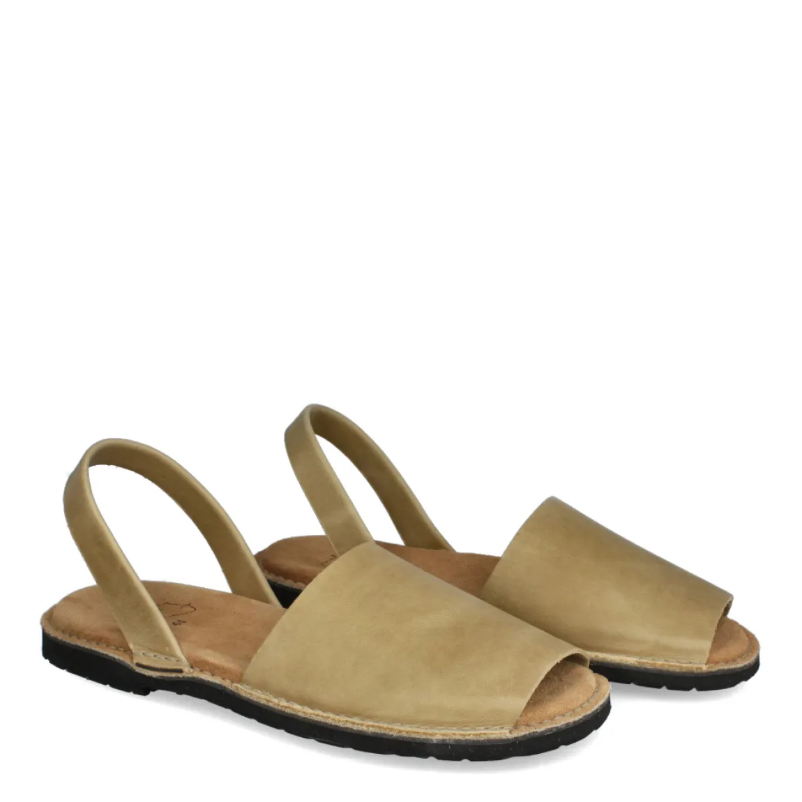 Albarcas de la marca Munné, modelo MENORCA. Albarcas clásicas elaboradas en piel color beig con plantilla acolchada y suela plana. Estas albarcas Munné MENORCA son un complemento ideal para combinar tus looks de temporada y disfrutar de una comodidad máxima.