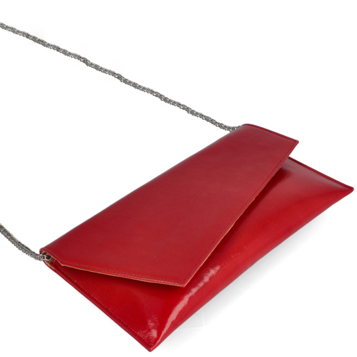 Bolso para eventos de la marca Munné, modelo VEGA. Bolso tipo cartera en charol rojo. Cierre del bolso con doble botón inmantado y asa de cadena. Medidas del bolso: alto 14cm y ancho 25cm, perfectas para llevar de mano y colgado cuando lo necesites. Este bolso de fiesta Munné VEGA es un clásico reinventado que te acompañará en tus eventos más especiales a juego con tus zapatos.
