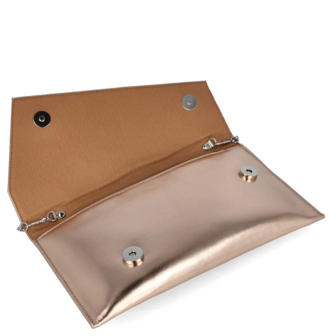 Bolso de la marca Munné, modelo VEGA. Elaborado en piel color bronce. Cierre con botones inmantados y asa de cadena. Medidas del bolso: alto 14cm y ancho 25cm. Este bolso Munné VEGA es un clásico que te acompañará en tus eventos más importantes y realzará tus looks a donde vayas.
