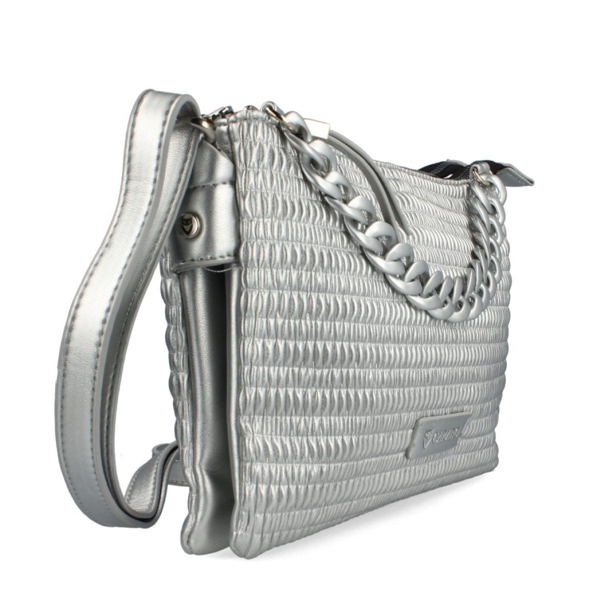 Bolso de la marca Carabo, modelo BUBO6. Bolso elaborado en polipiel color plata con cadena de resina eco. Bolso con asa bandolera regulable para máxima comodidad. Medidas del bolso: alto 18cm y ancho 26cm. Este bolos Carabo BUBO6 es un esencial para combinarlo con tus looks de temporada.