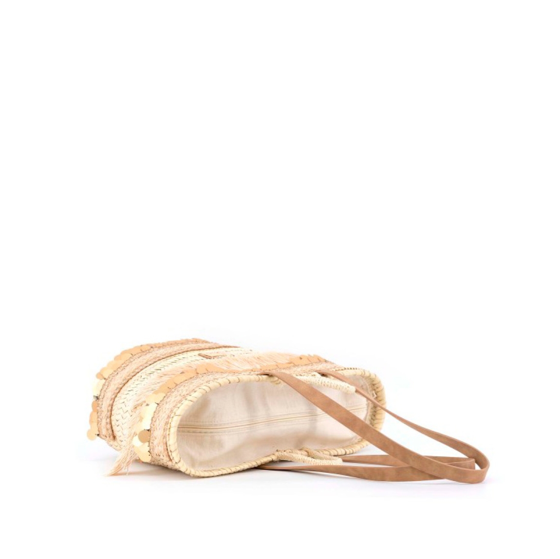 Bolso capazo de la marca Simosastre, modelo MALIBU. Bolso elaborado con rafia color beig, decorado con pasamanería de rafia y flecos al tono, monedas doradas y logo metálico en parte frontal. Cierre del bolso con cremallera y dos asas de pitas, y dos, de polipiel estilo shopper. Medidas del bolso: alto 27cm y ancho 36cm. Este bolso capazo Simosastre MALIBU es ideal para completar tus looks de temporada.
