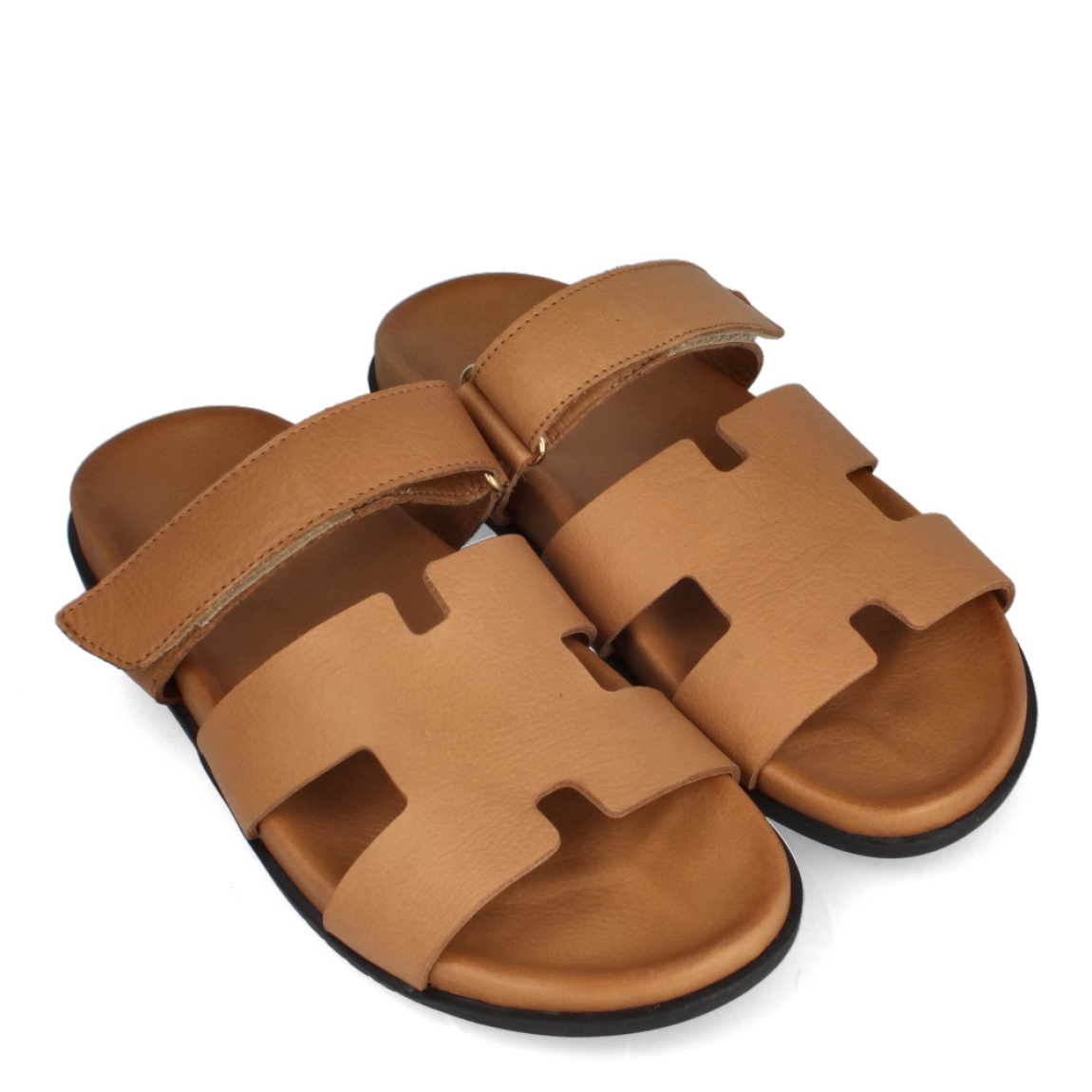Sandalias de la marca Itse, modelo LENA. Elaboradas en piel color cuero. Cierre de las sandalias con velcro y suela de goma. Estas sandalias Itse LENA son un complemento esencial para lucir tus looks de temporada, te ofrecerán la máxima comodidad a donde vayas!
