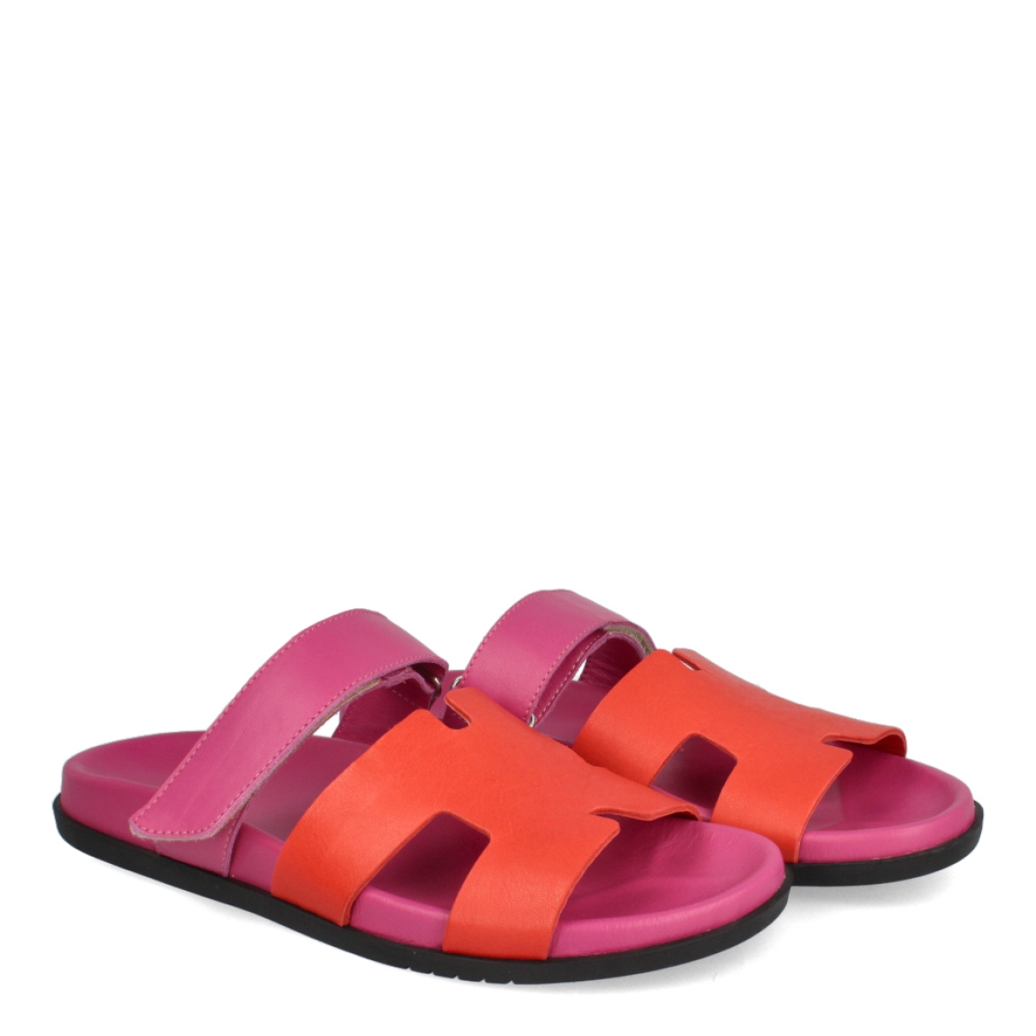 Sandalias de la marca Itse, modelo LENA. Elaboradas en piel color rosa, con detalle en naranja. Cierre de las sandalias en velcro y suela de goma. Estas sandalias Itse LENA son el complemento idel para lucir tus looks de temporada. Te ofrecerá la máxima comodidad a donde vayas!