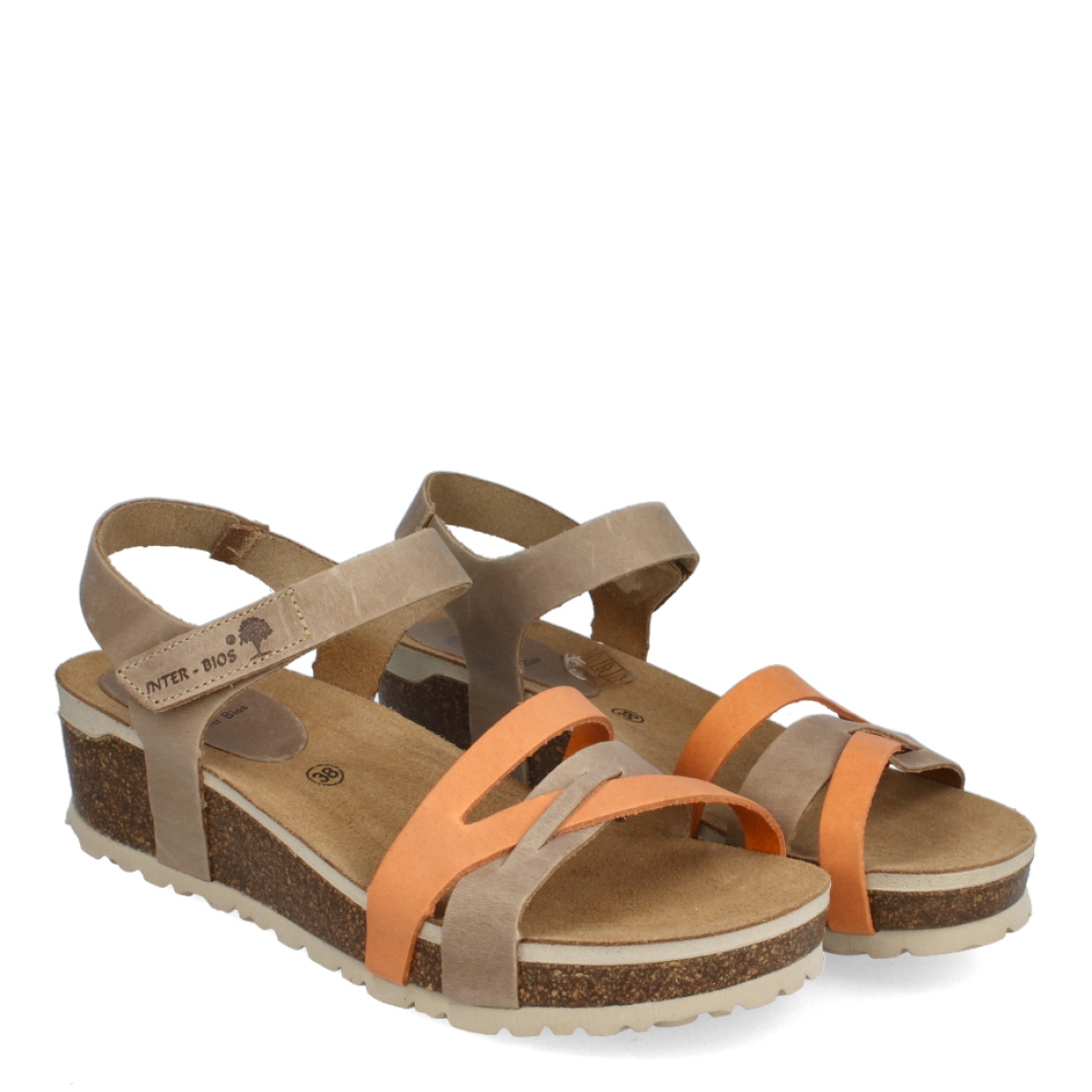 Sandalias de la marca Inter Bios, modelo MIA. Sandalias con tiras elaboradas en piel color naranja. Cierre de las sandalias con velcro y suela de goma con cuña de 4cm de altura. Estas sandalias Inter Bios MIA son ideales para elevar tus looks con la comodidad máxima que necesitas en tu día a día.