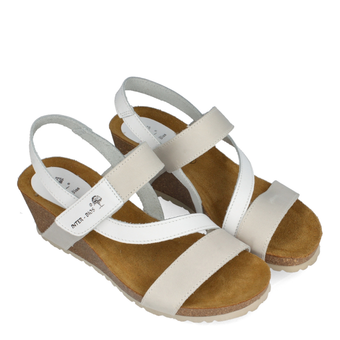 Sandalias de la marca Inter Bios, modelo SARA. Sandalias de tiras elaboradas en piel color gris con detalles en blanco. Cierre de las sandalias con velcro y suela de goma con cuña de 6cm de altura. Estas sandalias Inter Bios SARA son ideales para elevar tus looks con la comodidad que necesitas en tu día a día.