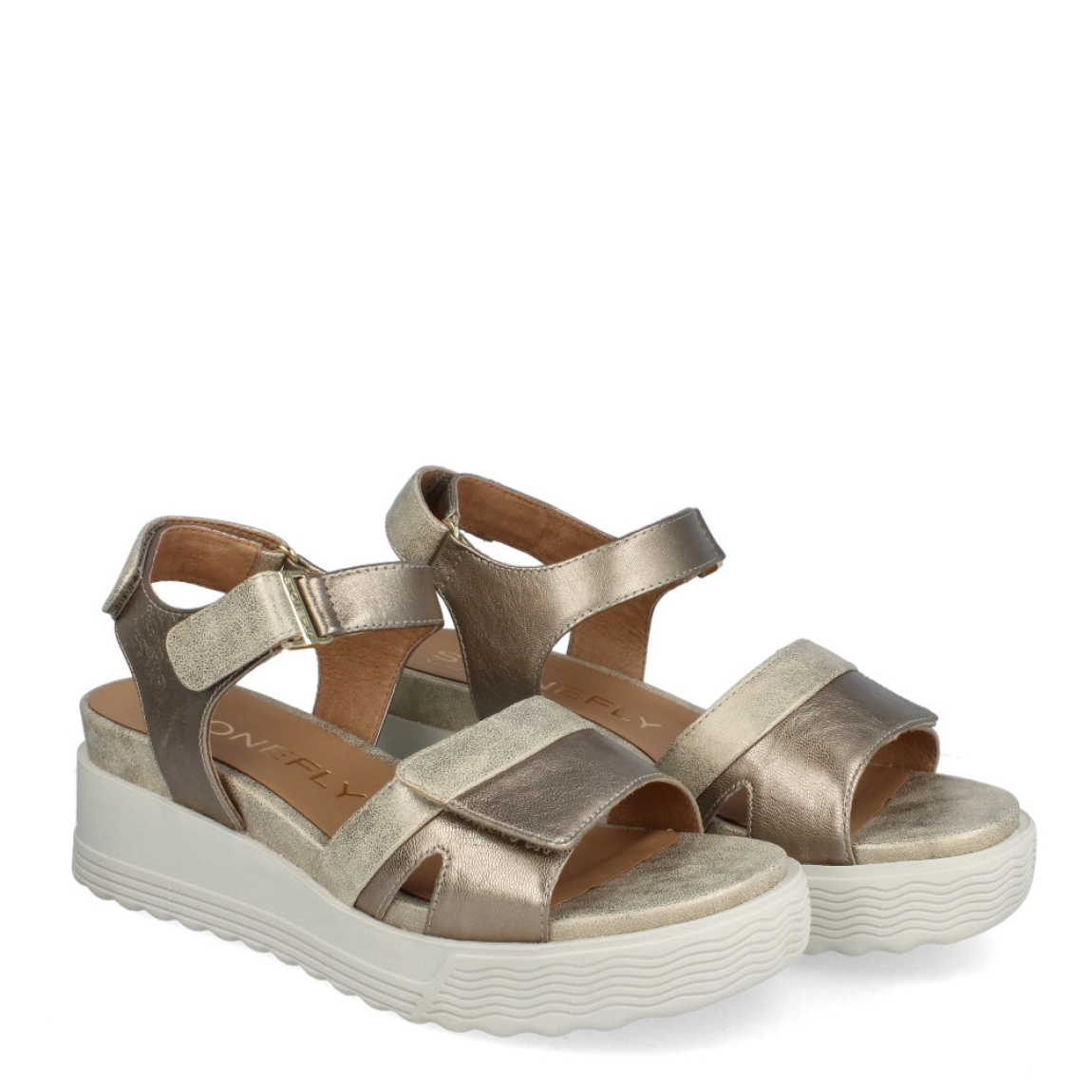 Sandalias de la marca Stonefly, modelo LUA. Sandalias elaboradas en piel color platino. Cierre con triple velcro, en pala, empeine y talón. Sandalias Stonefly con cuña de 6cm de altura. Estas sandalias Stonefly LUA son un complemento clásico, que ofrece una comodidad máxima a donde vayas esta temporada.