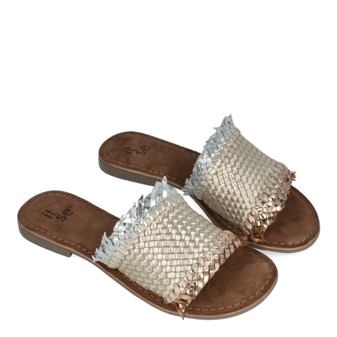 Chanclas de la marca Itse, modelo VARLEY. Chanclas elaboradas en piel trenzada color platino. Interior en ante color marrón. Chanclas con suela plana. Estas chanclas Itse VARLEY tienen la comodidad que necesitas para tu día a día en esta temporada.