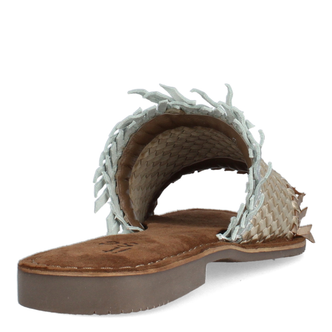 Chanclas de la marca Itse, modelo VARLEY. Chanclas elaboradas en piel trenzada color platino. Interior en ante color marrón. Chanclas con suela plana. Estas chanclas Itse VARLEY tienen la comodidad que necesitas para tu día a día en esta temporada.