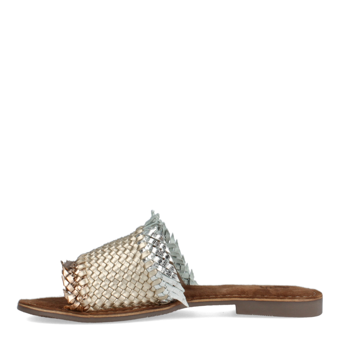 Chanclas de la marca Itse, modelo VARLEY. Chanclas elaboradas en piel trenzada color platino. Interior en ante color marrón. Chanclas con suela plana. Estas chanclas Itse VARLEY tienen la comodidad que necesitas para tu día a día en esta temporada.