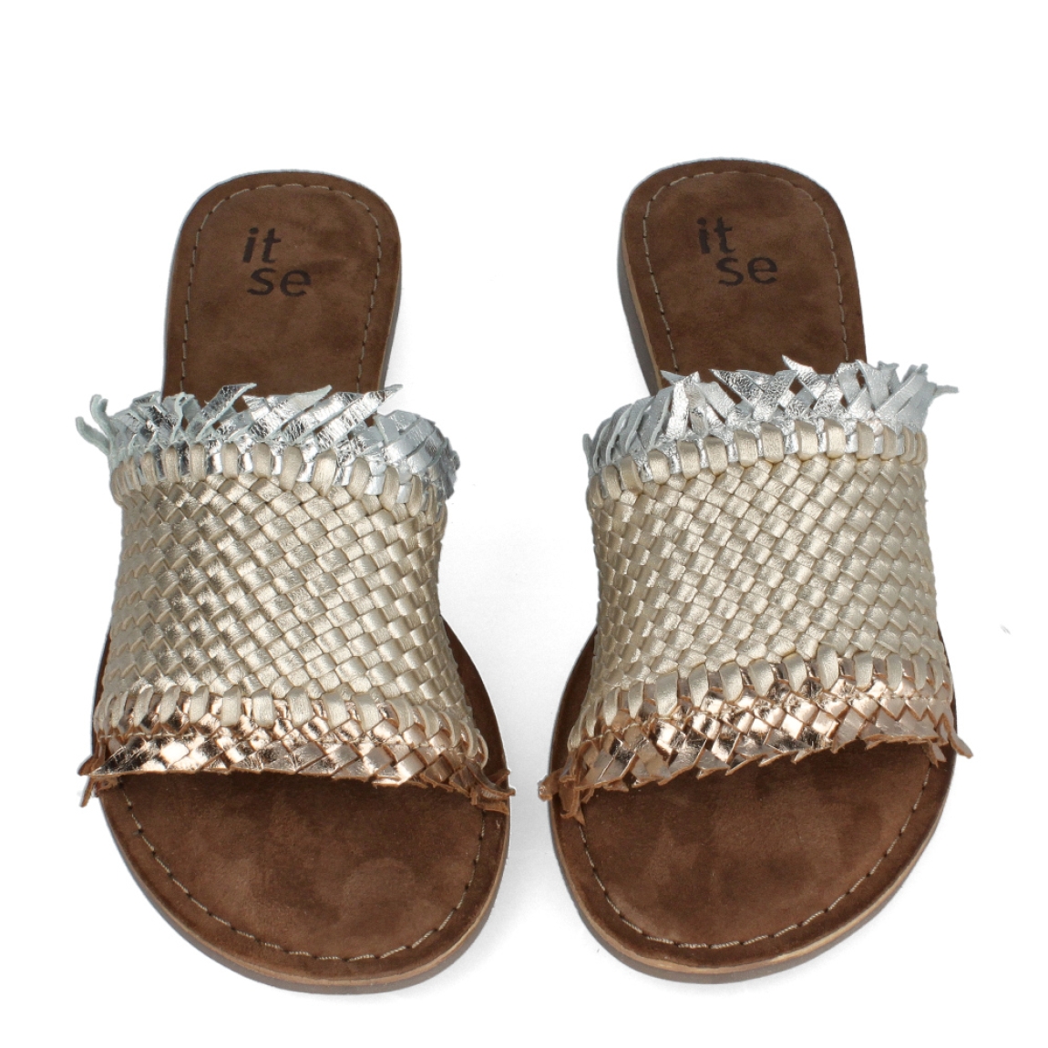 Chanclas de la marca Itse, modelo VARLEY. Chanclas elaboradas en piel trenzada color platino. Interior en ante color marrón. Chanclas con suela plana. Estas chanclas Itse VARLEY tienen la comodidad que necesitas para tu día a día en esta temporada.