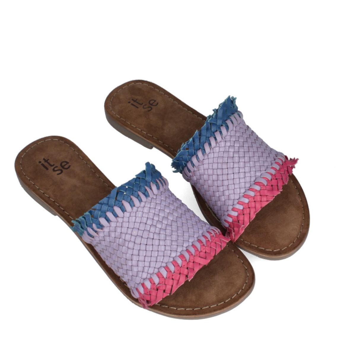 Chanclas de la marca Itse, modelo VARLEY. Chanclas elaboradas en piel trenzada color lila. Interior en ante color marrón. Chanclas con suela plana. Estas chanclas Itse VARLEY tienen la comodidad que necesitas para tu día a día en esta temporada.
