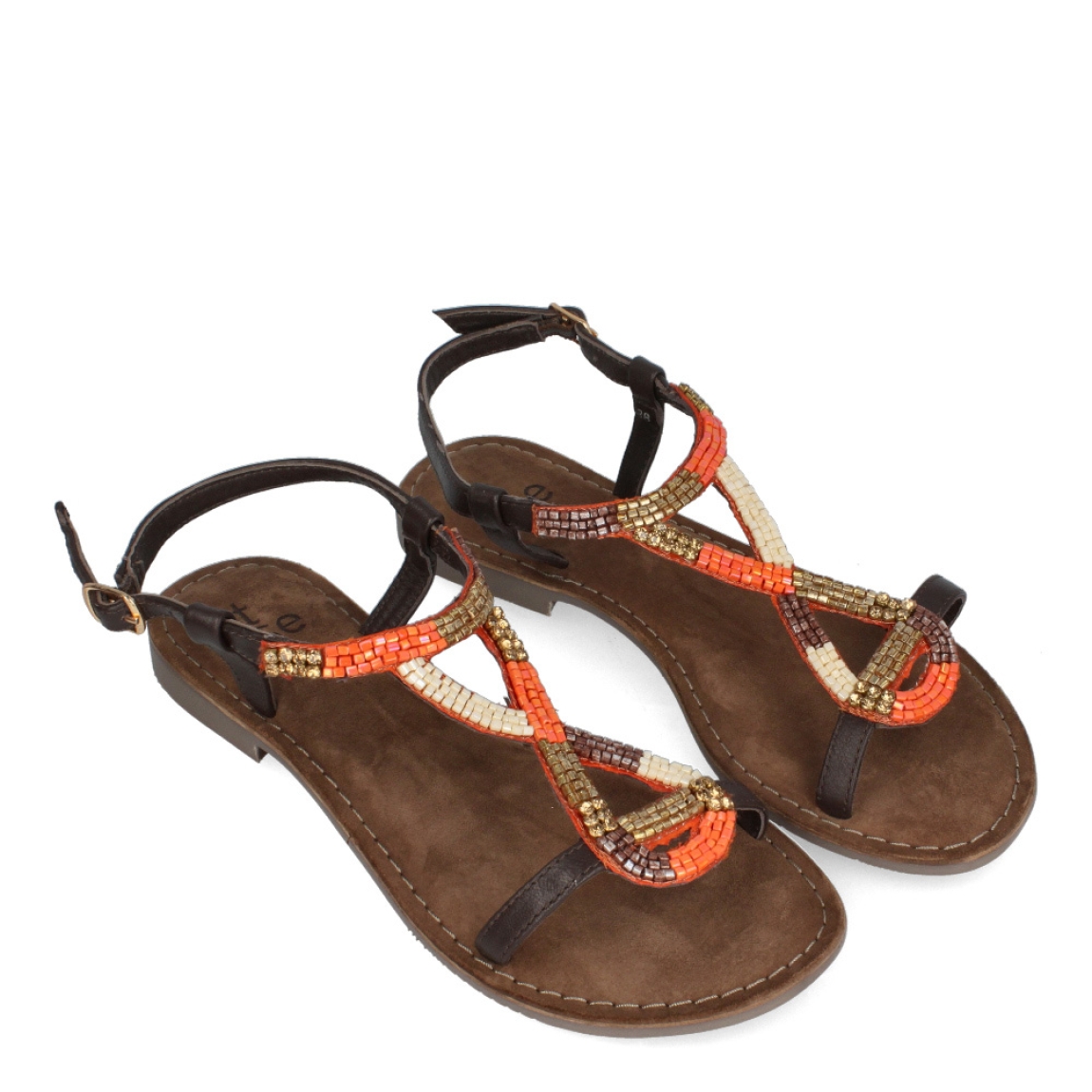 Sandalias de la marca Itse, modelo ELOISE. Exterior en piel color marrón con piedrería en naranja, dorado y marrón. Interior en ante color marrón. Cierre con hebilla y suela plana. Estas sandalias Itse ELOISE son un complemento que destacará tus looks de temporada y te ofrecerá la comodidad máxima que necesitas en el día a día.