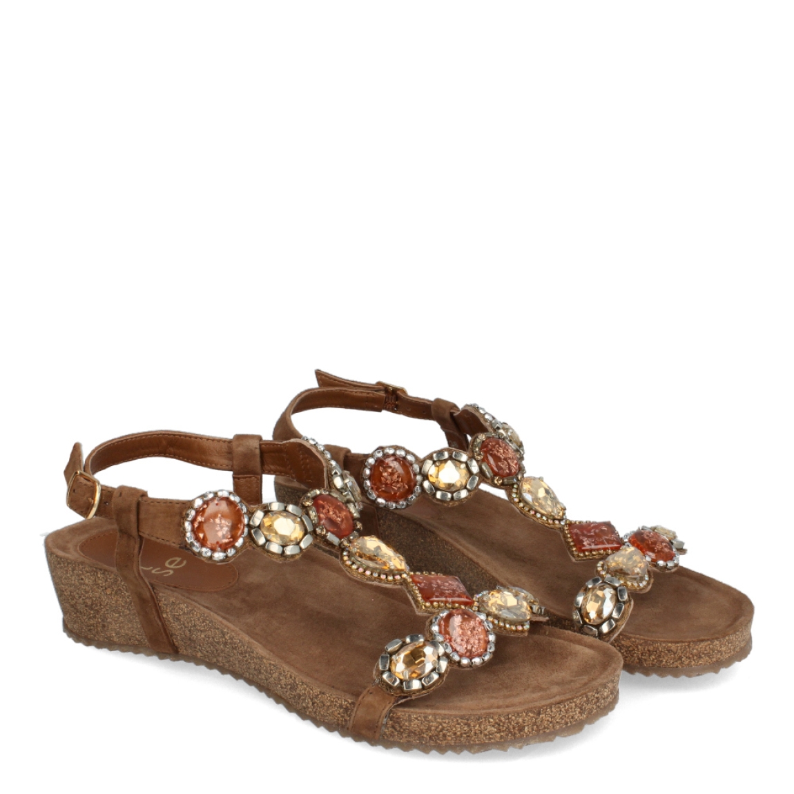 Sandalias de la marca Itse, modelo MOCHICA. Exterior de las sandalias en ante color marrón con detalles en pedrería. Interior de las sandalias en ante colro marrón. Cierre de las sandalias con hebilla y cuña de 3cm de altura. Estas sandalias Itse MOCHICA son un complemento ideal para crear looks con estilo y comodidad, tanto de día como de noche.