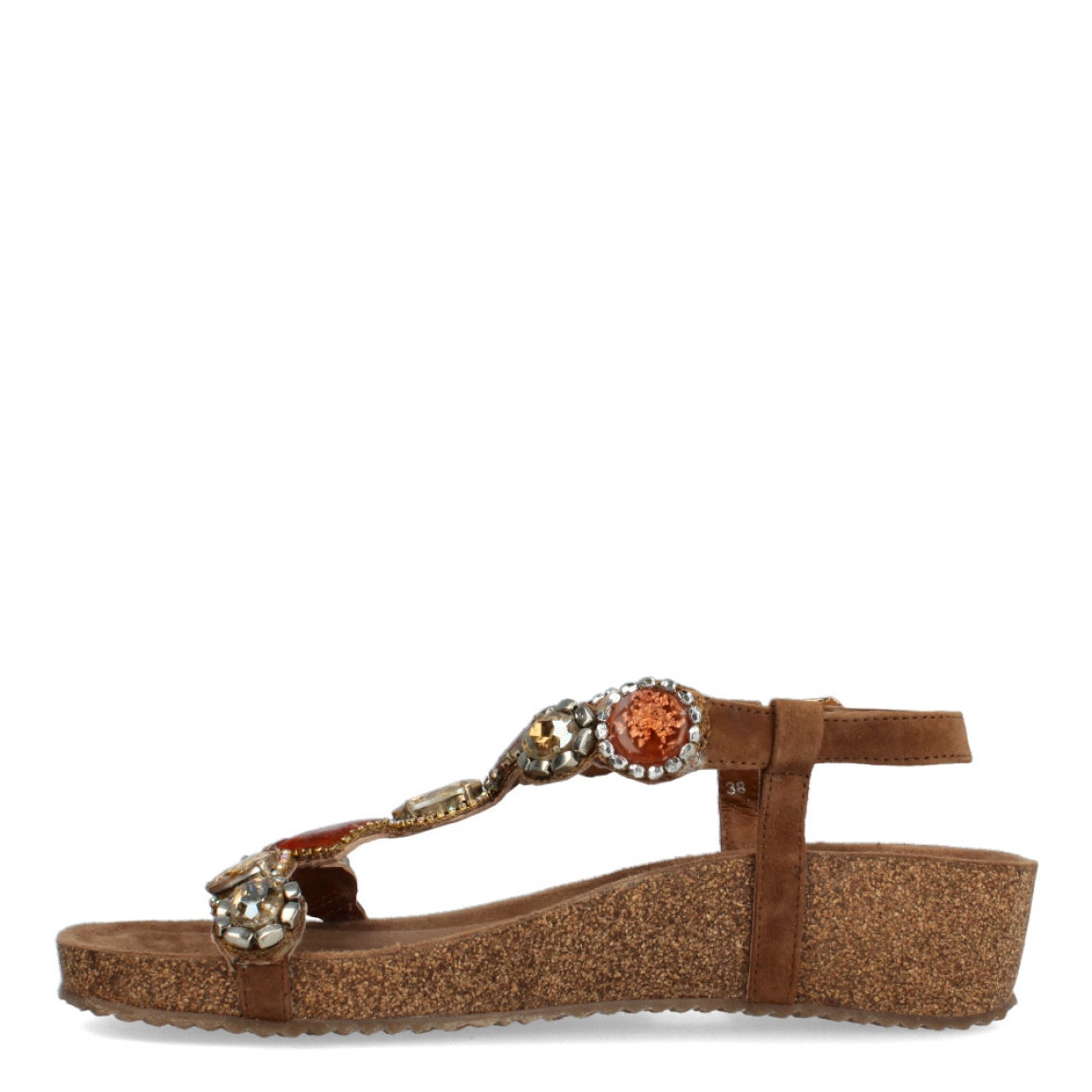 Sandalias de la marca Itse, modelo MOCHICA. Exterior de las sandalias en ante color marrón con detalles en pedrería. Interior de las sandalias en ante colro marrón. Cierre de las sandalias con hebilla y cuña de 3cm de altura. Estas sandalias Itse MOCHICA son un complemento ideal para crear looks con estilo y comodidad, tanto de día como de noche.