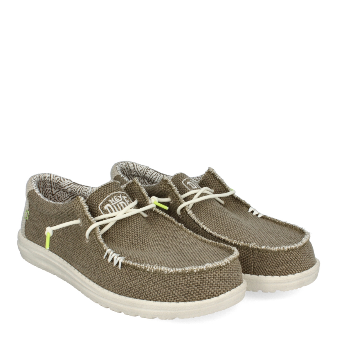 Náuticos transpirables de la marca Hey Dude, modelo HD40. Exterior de los náuticos en tela color taupe. Interior de los náuticos en tela con estampado color beig y taupe. Náuticos con plantilla acolchada y extraíble. Cierre de los náuticos Hey Dude con cordones elásticos y suela plana de goma. Estos náuticos transpirables Hey Dude HD40 son unos clásicos para esta temporada. No te pueden faltar en el armario.