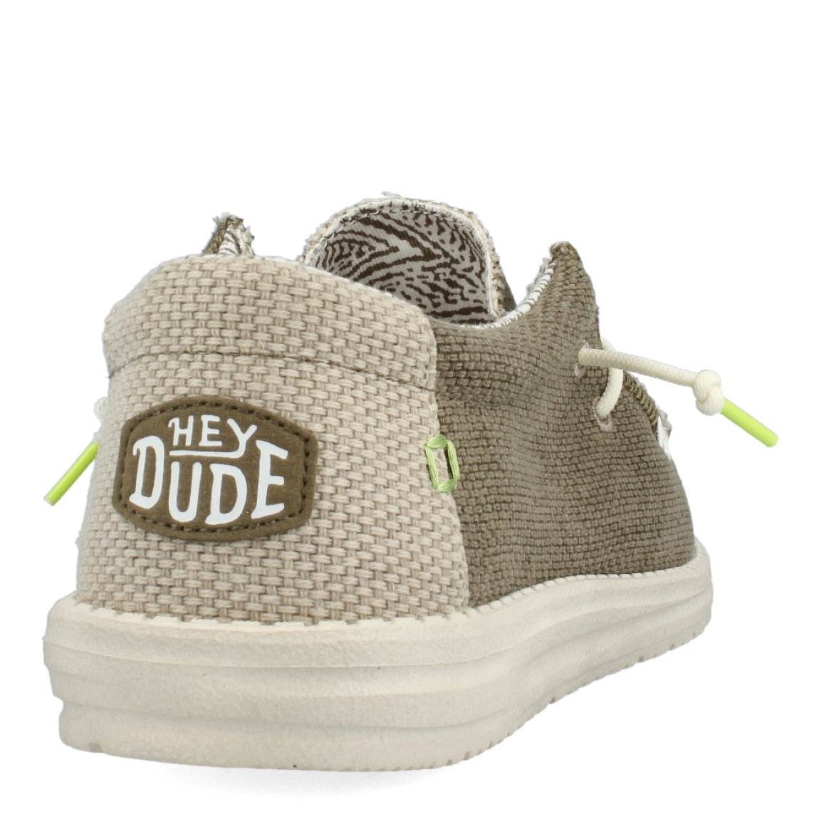 Náuticos transpirables de la marca Hey Dude, modelo HD40. Exterior de los náuticos en tela color taupe. Interior de los náuticos en tela con estampado color beig y taupe. Náuticos con plantilla acolchada y extraíble. Cierre de los náuticos Hey Dude con cordones elásticos y suela plana de goma. Estos náuticos transpirables Hey Dude HD40 son unos clásicos para esta temporada. No te pueden faltar en el armario.