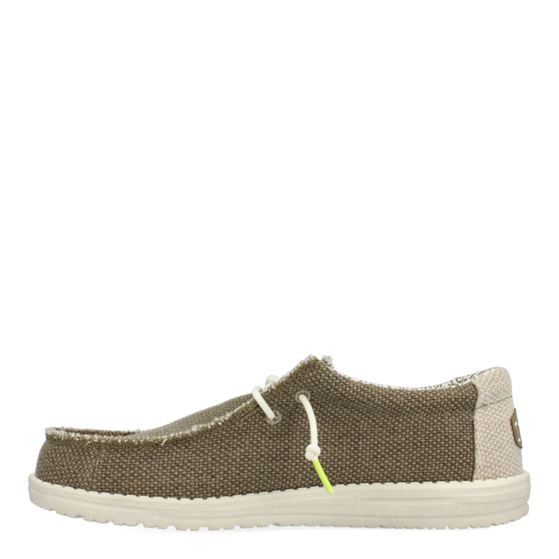 Náuticos transpirables de la marca Hey Dude, modelo HD40. Exterior de los náuticos en tela color taupe. Interior de los náuticos en tela con estampado color beig y taupe. Náuticos con plantilla acolchada y extraíble. Cierre de los náuticos Hey Dude con cordones elásticos y suela plana de goma. Estos náuticos transpirables Hey Dude HD40 son unos clásicos para esta temporada. No te pueden faltar en el armario.