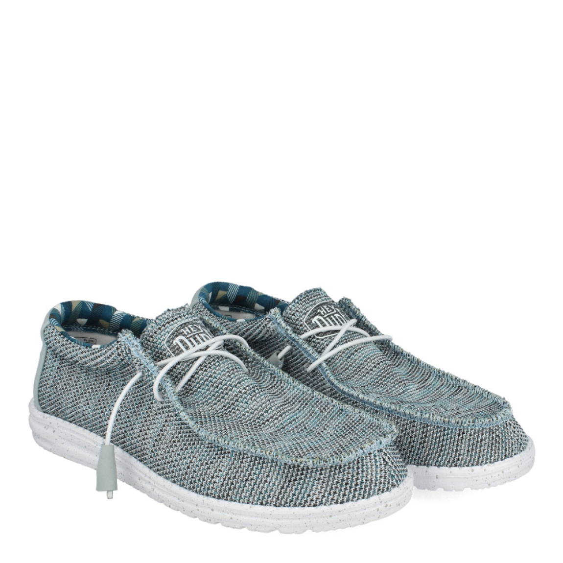 Náuticos de la marca Hey Dude, modelo 400. Exterior de los náuticos en textil color azul. Interior en textil con estampado multicolor. Cierre de los náuticos Hey Dude con cordón elástico blanco. Náuticos con suela plana. Estos náuticos Hey Dude 400 son un complemento perfecto para esta temporada. No te puede faltar en el armario.